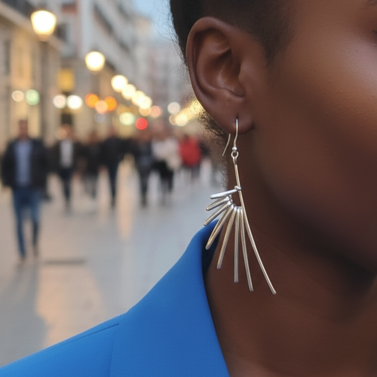 Boucles d'oreilles argent Loulou suspendues à l'oreille d'une femme dans une rue animée.