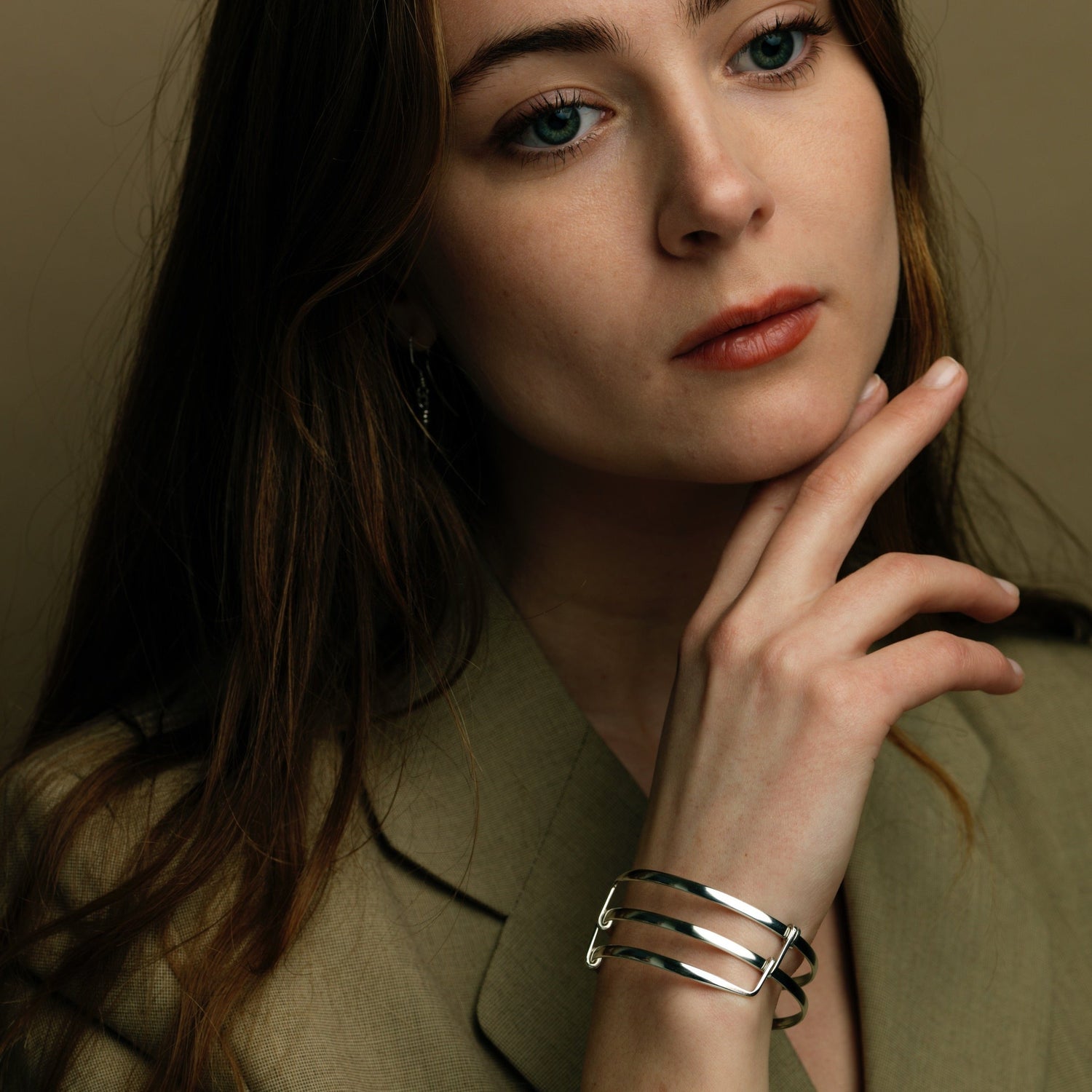 Femme portant des bijoux en argent pour femme, bracelet élégant et intemporel, mettant en valeur son style et sa sophistication.